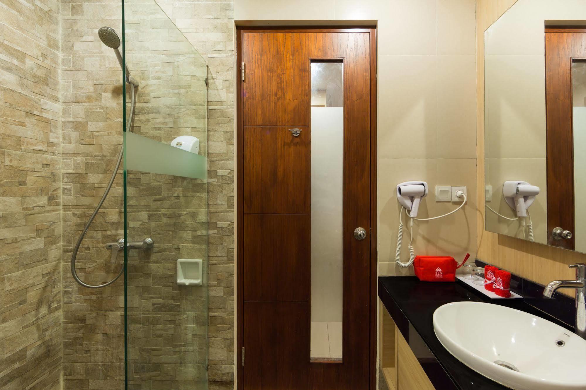 Zen Rooms Kuta Tuban Suites Luaran gambar