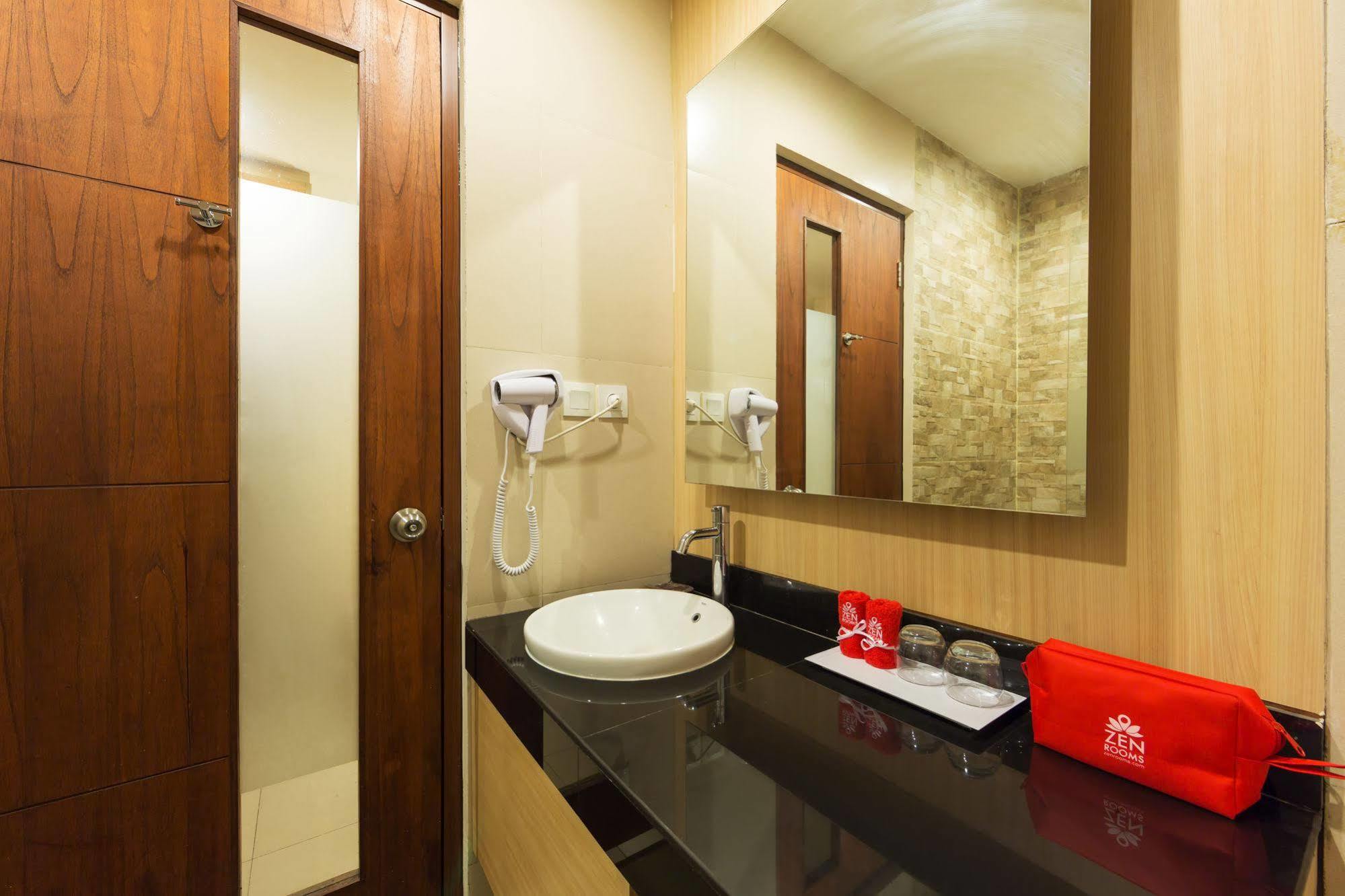 Zen Rooms Kuta Tuban Suites Luaran gambar